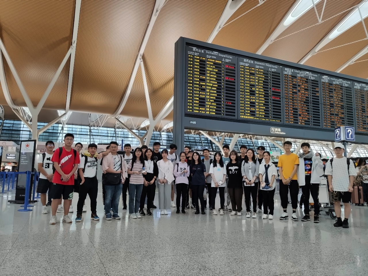 上海枫叶国际学校2019年夏令营.jpg