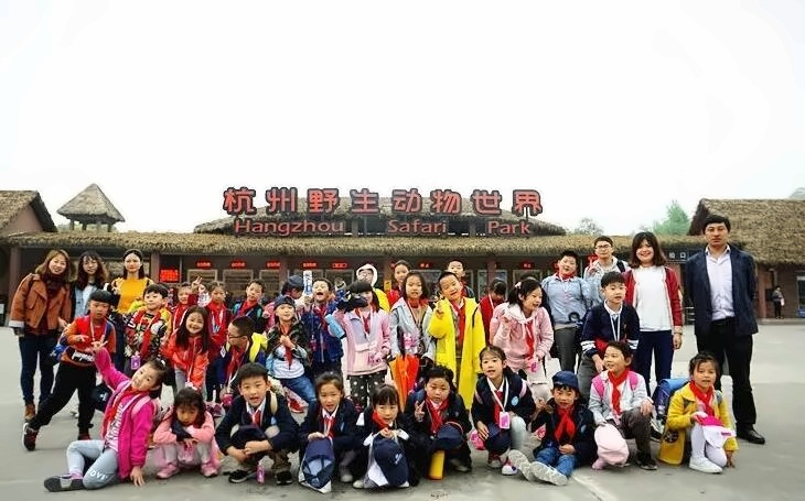 在动物园门口合影留念.jpg