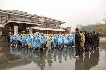 句容碧桂园六年级雨中徒步磨意志.jpg