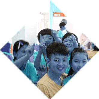新励成少儿礼仪培训师生合影