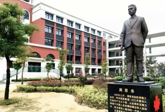 上海枫叶国际学校周**铜像.jpg