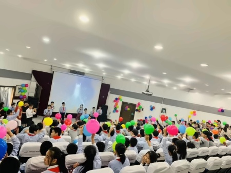 中加枫华国际学校小学部毕业典礼.jpg