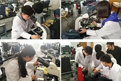 学生们在体验科研创新活动