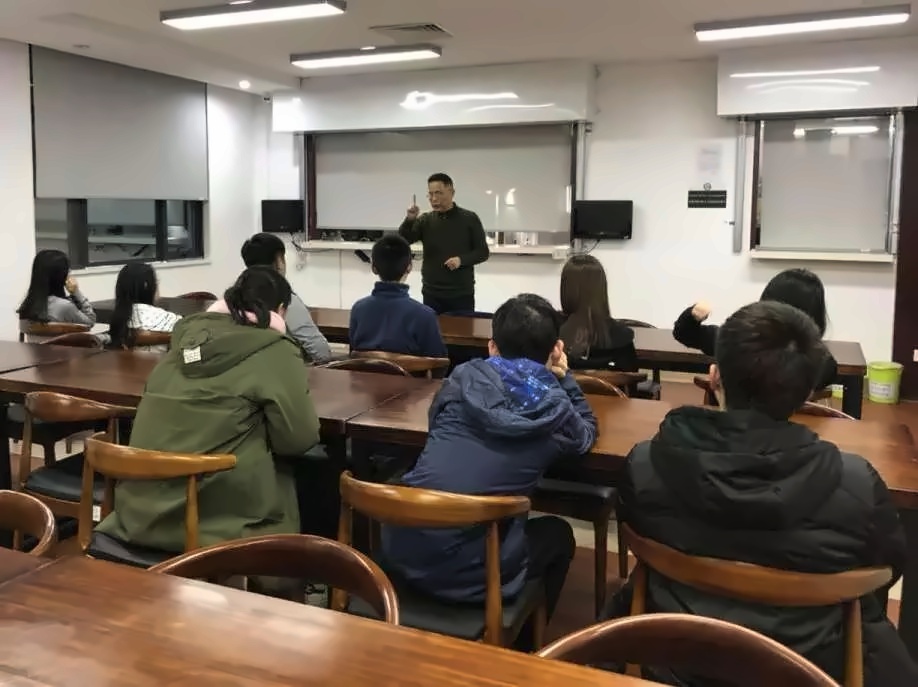 黄利鸣总校长.jpg