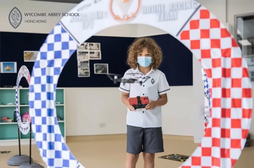 香港威雅学生在iSTEAM课堂上操纵无人机