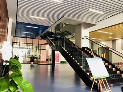 深圳曼彻斯通城堡学校一楼楼梯
