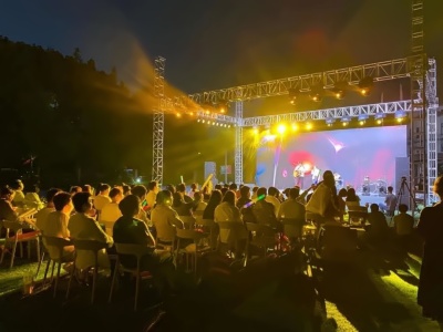美华学校校园草地音乐节.jpg