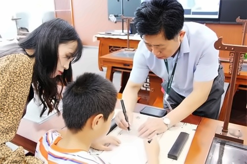 书法家赵小平指导学生写字
