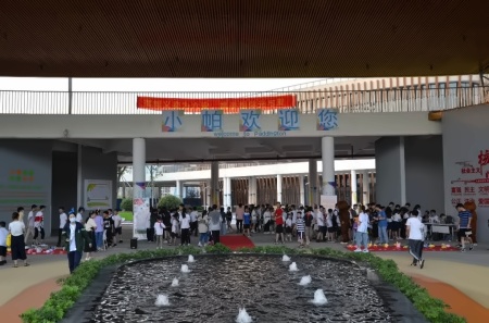 湖州帕丁顿双语学校国际部摆摊义卖活动现场.jpg