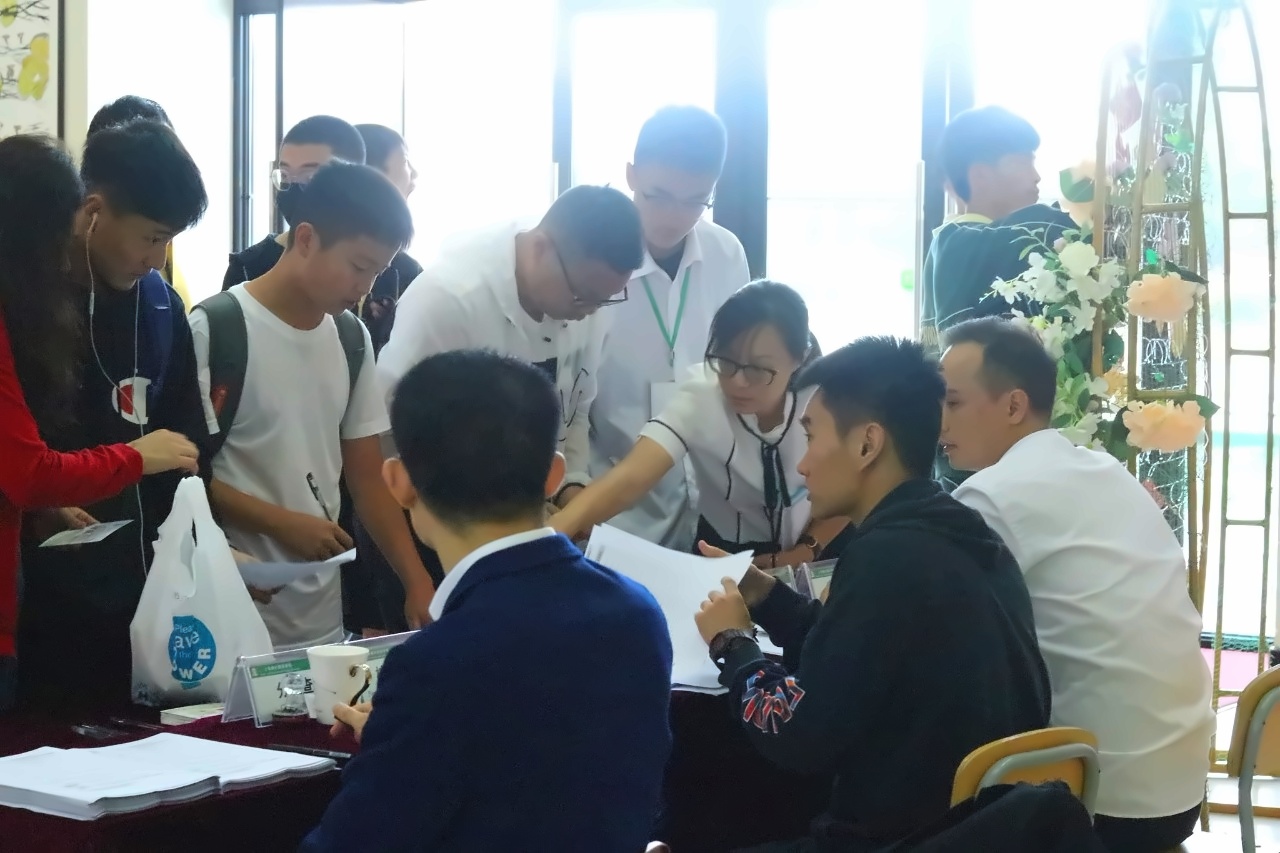 设在北楼大厅的学生返校报到处.jpg
