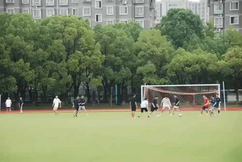 張家港梁豐高級中學(xué)國際學(xué)院足球課