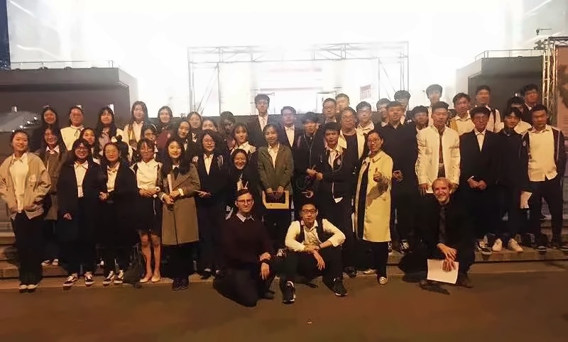 学生合影.jpg
