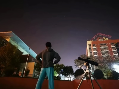季同学在冬夜观测天文.jpg