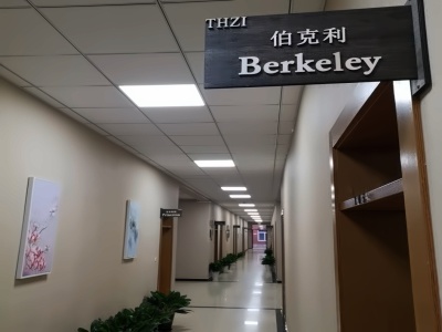 清华志清中学国际部教室走廊
