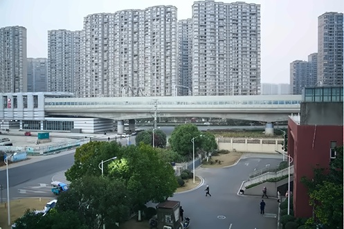 从学校教学楼看地铁站.jpg