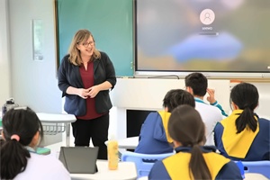 广州市第六中学国际课程中心美方教学总监来校为学生上课