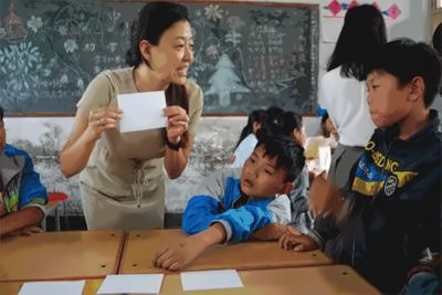老师在与学生互动