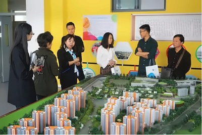 老师正在介绍学校建筑设计和未来规划