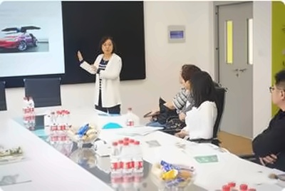 执行校长陈静女士在解答疑问