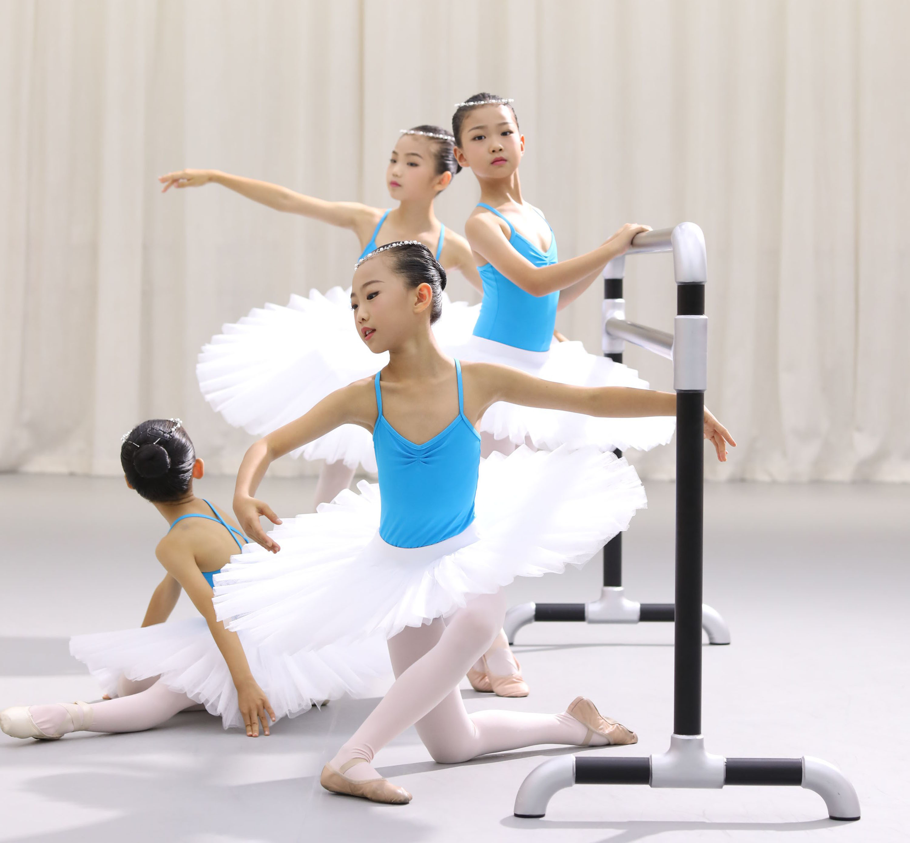 舞蹈教室均选用原装英国进口的专业芭蕾舞地板和地胶(哈利群harlequin