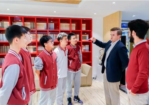 新府学外国语学校