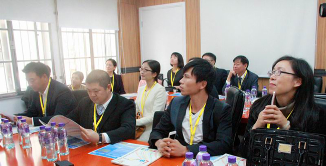 董存国博士(右一)会晤香港浸会大学附属学校王锦辉中小学校负责人(左