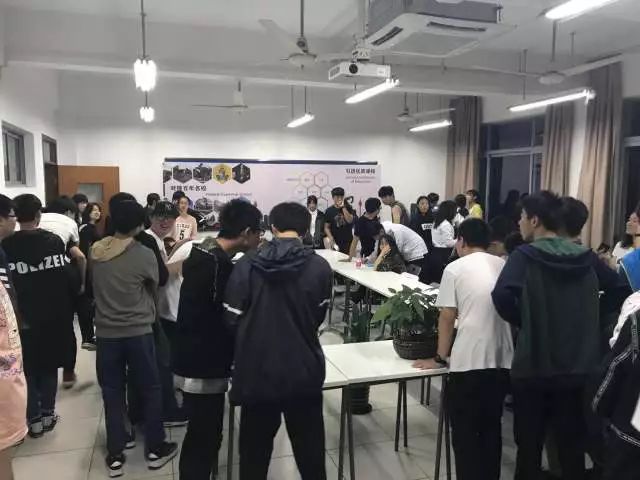 上海英澳新国际高中社团活动.jpg