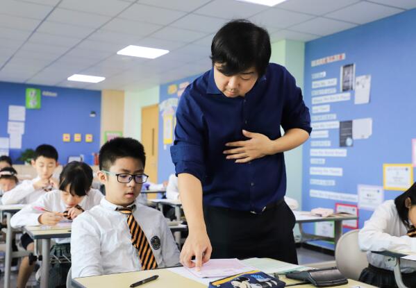 新府学外国语学校