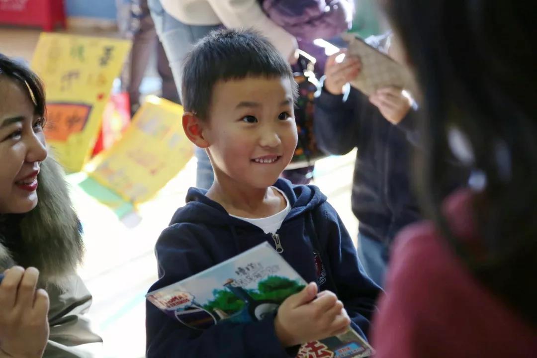力迈中美学校跳蚤小书市，爱心大义卖
