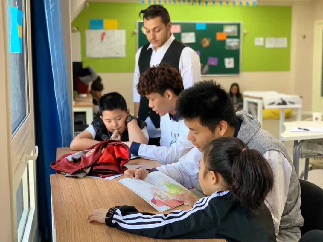 北京明诚外国语学校 英文阅读课 | 陪伴是最温馨的成长