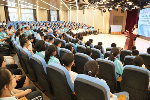 北大附属实验学校初中部德育大会 “在竞争中成长 在合作中收获”
