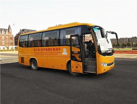 平湖枫叶校车.jpg