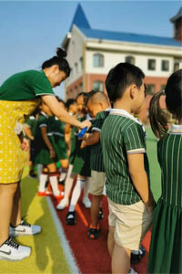 潍坊枫叶国际小学夜色之 中外师资<!-- <i class=