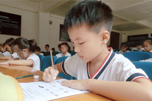 潍坊枫叶国际小学的外籍学生是否与中国学生共同编班上课？<!-- <i class=