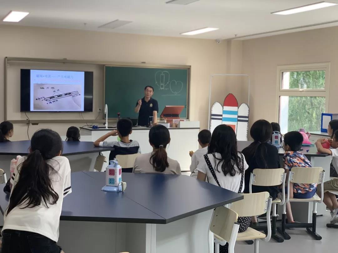 北京明诚外国语学校