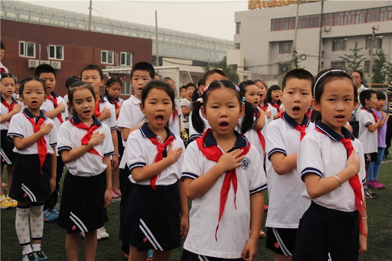 力迈外国语学校学生唱国歌.jpg