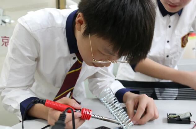 北京明诚外国语学校