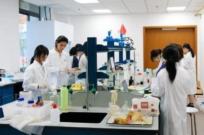 苏州海归子女学校11年级化学实验.jpg
