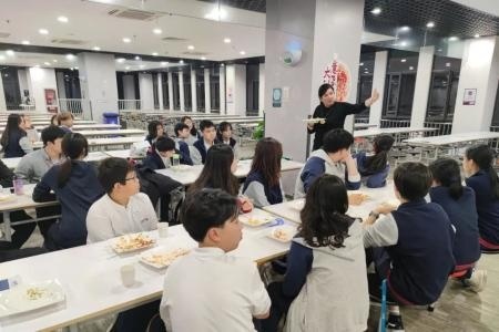 苏州海归子女学校寄宿课程之与校长共进晚餐.jpg