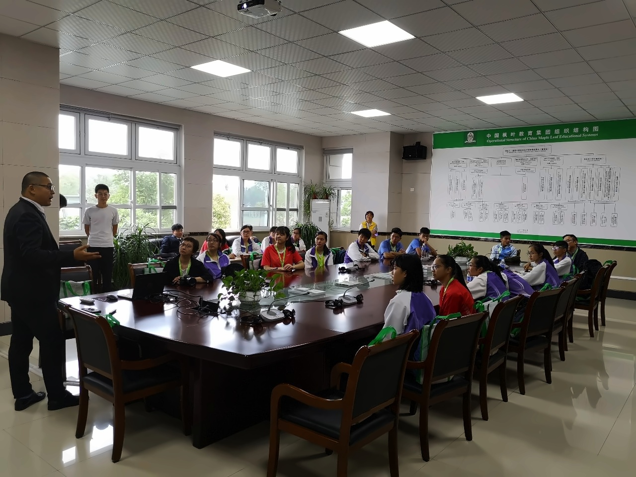 香港深培中学师生访问上海枫叶国际学校.jpg