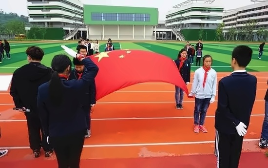 湖州帕丁顿双语学校升旗仪式.jpg