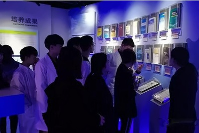 学生们在参观电工电子国家级实验教学示范中心