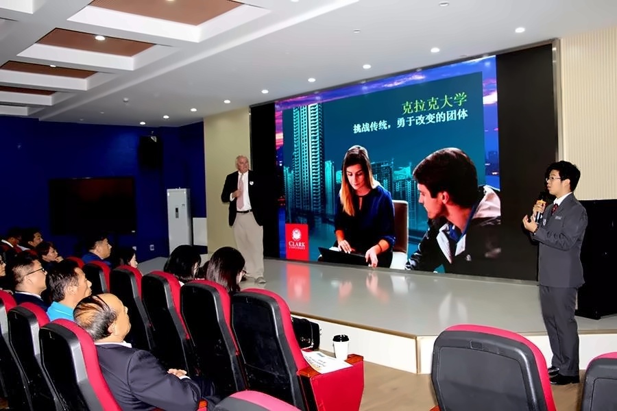 海外名校为什么愿意到中育贝拉国际高中与学生面对面