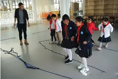 正在做游戏的学生们
