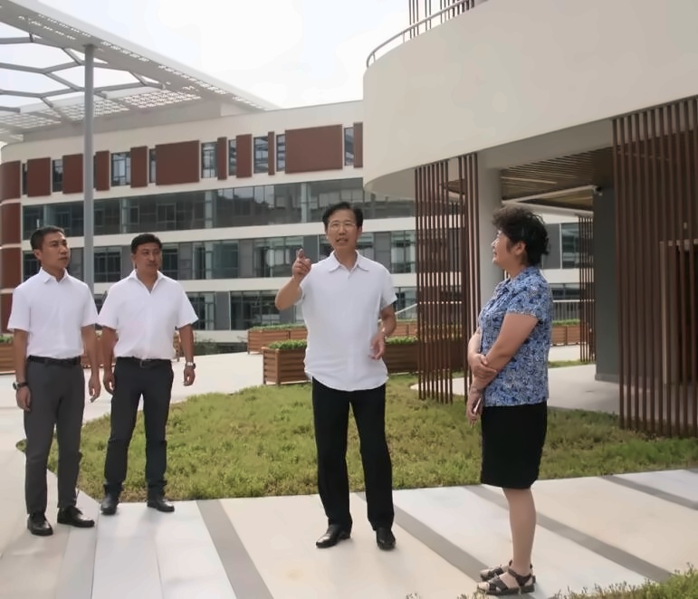 湖州市教育局局长莅临湖州帕丁顿双语学校指导**.jpg