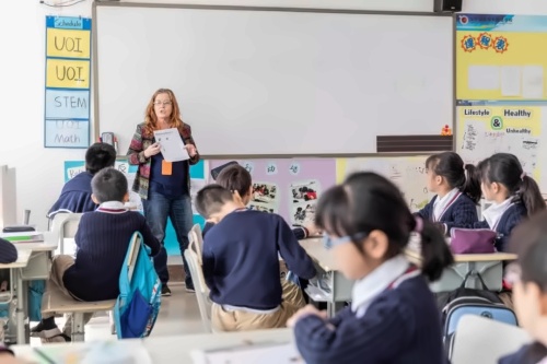 太仓市华顿外国语学校学生上课.jpg
