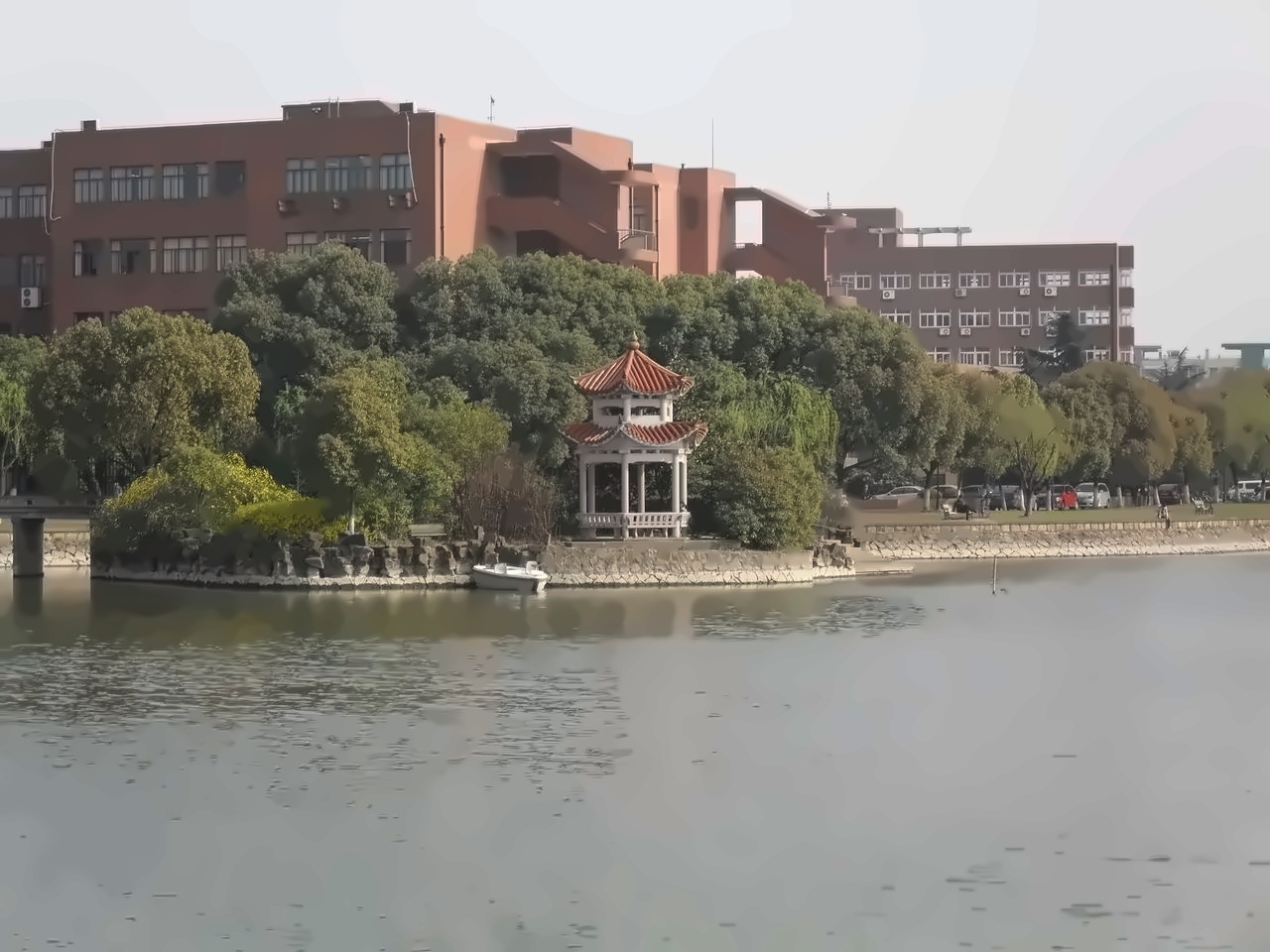 上海交通大学——湖中的亭子