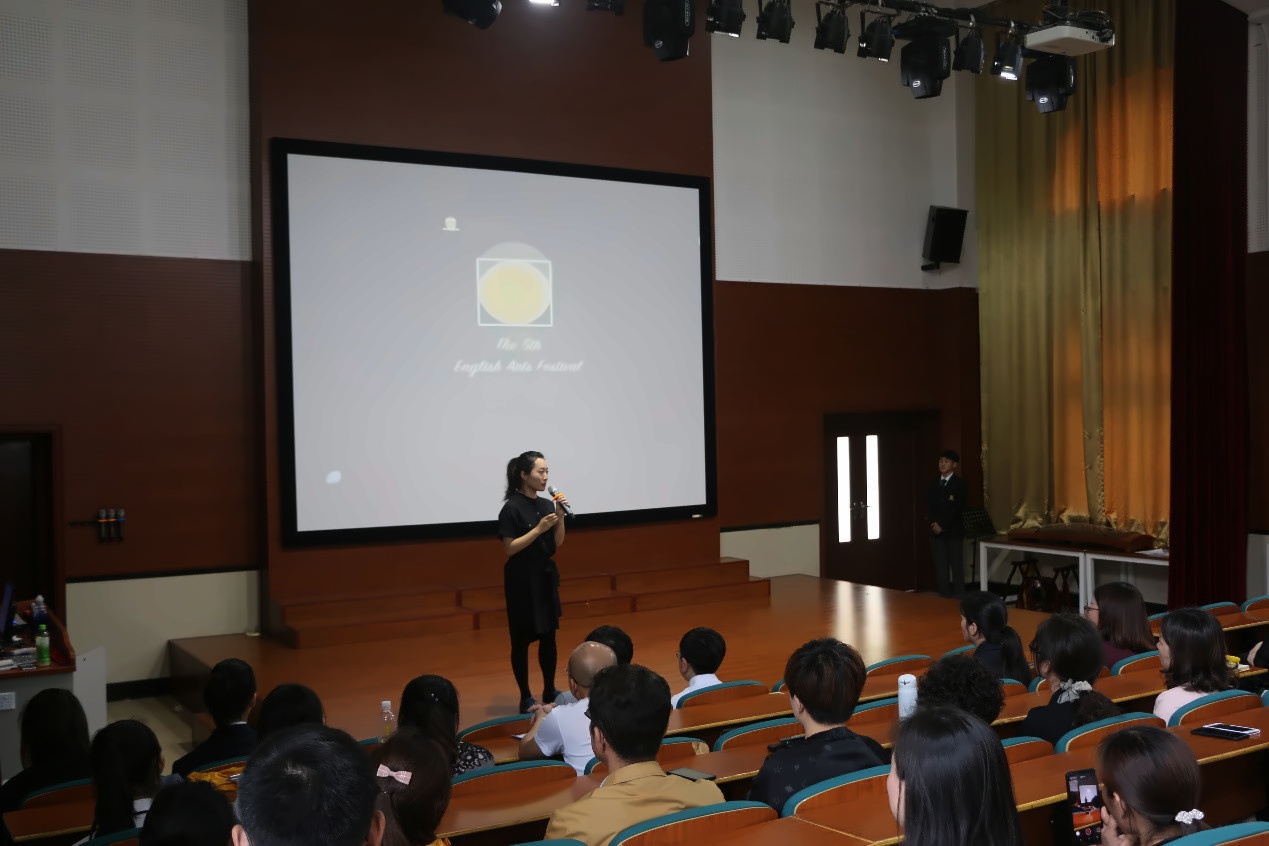 上海枫叶国际学校成功举办八年级期中家长会.jpg