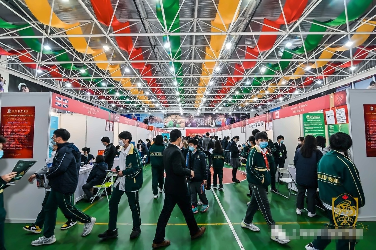 博览会现场热闹非凡.jpg