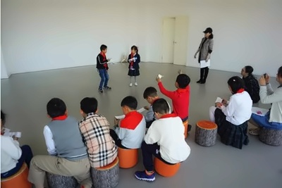 学生们在表演